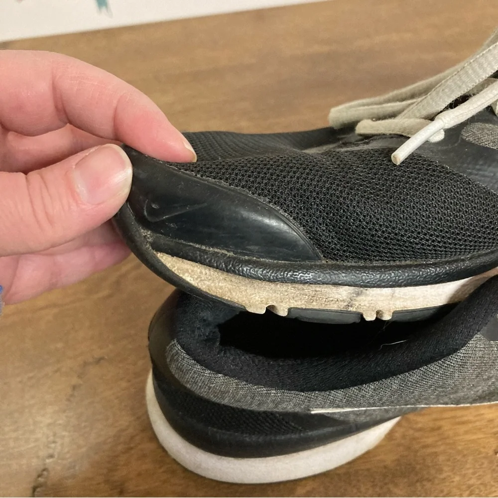NIKE Lightweight Gray & Black Gym Shoes 8